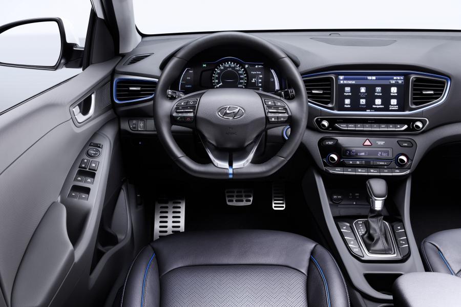 Панель приборов Hyundai IONIQ hybrid (AE) 2016 года  (WW) (фото 5 из 38)